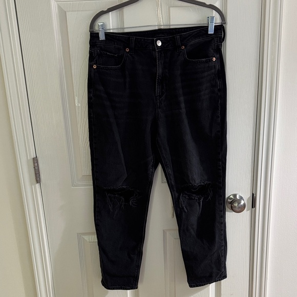 American Eagle Outfitters Mom 10 extra short Black Distressed mom Jeans - Picture 1 of 6